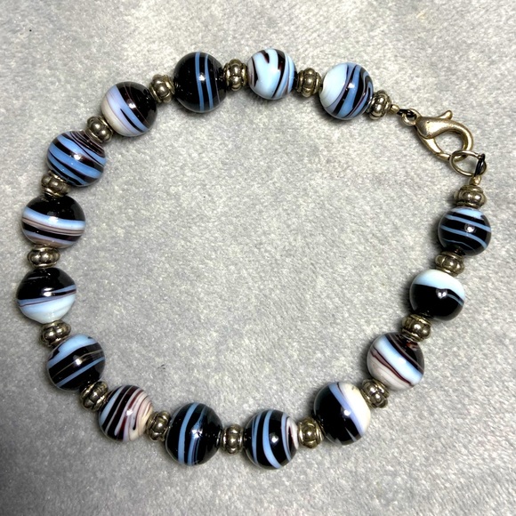 Handcrafted Striped Agate Bracelet in Black, White and Brown Unisex - Picture 1 of 8